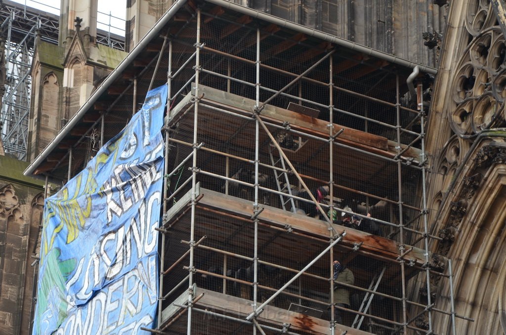 Einsatz BF Aktivisten auf Geruest vom Koelner Dom P008.JPG - Miklos Laubert